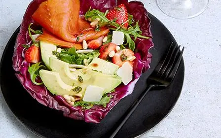 saumon fumé sauvage, corolle de chou rouge, salade de fraises à l'avocat