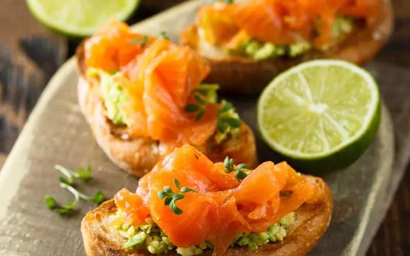 Tartine avocat, sésame et saumon fumé Tartine avocat, sésame et saumon fumé