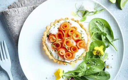 tartelette aux fleurs de saumon fumé & mousse de chèvre tartelette aux fleurs de saumon fumé & mousse de chèvre