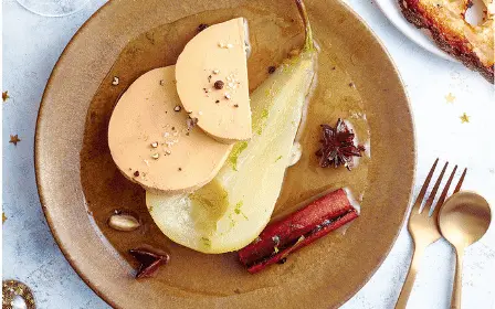 foie gras accompagné de poires confites au vin blanc moelleu (2) foie gras accompagné de poires confites au vin blanc moelleu (2)