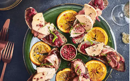 crostinis au magret, foie gras, au miel et à l’orange crostinis au magret, foie gras, au miel et à l’orange