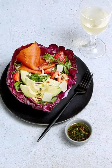 saumon fumé sauvage, corolle de chou rouge, salade de fraises à l'avocat