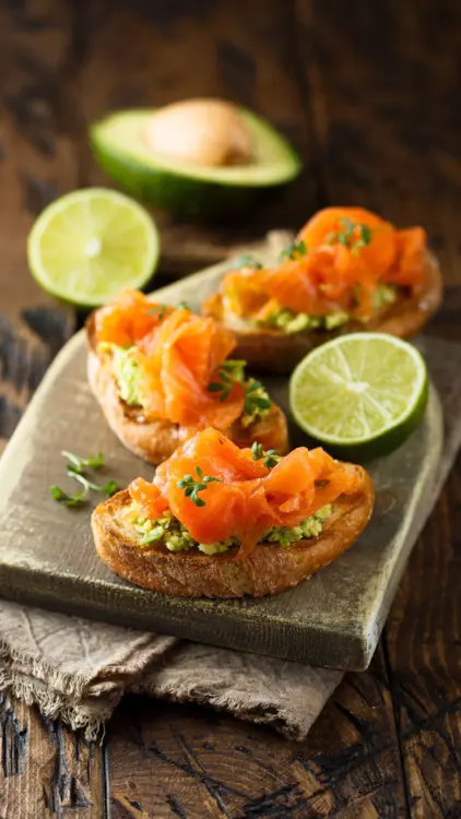 Tartine avocat, sésame et saumon fumé Tartine avocat, sésame et saumon fumé