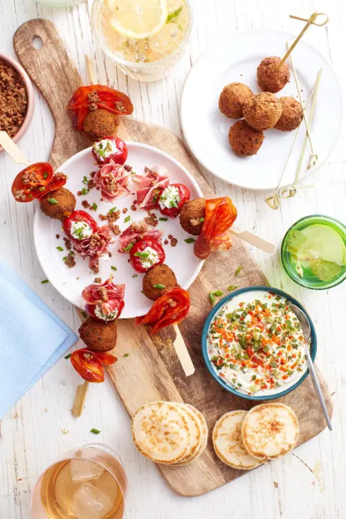 brochettes de poivrons à la ricotta, falafels, chorizo & pata negra (1) brochettes de poivrons à la ricotta, falafels, chorizo & pata negra (1)