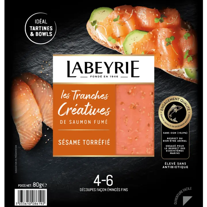 Les tranches créatives de saumon fumé sésame torréfié