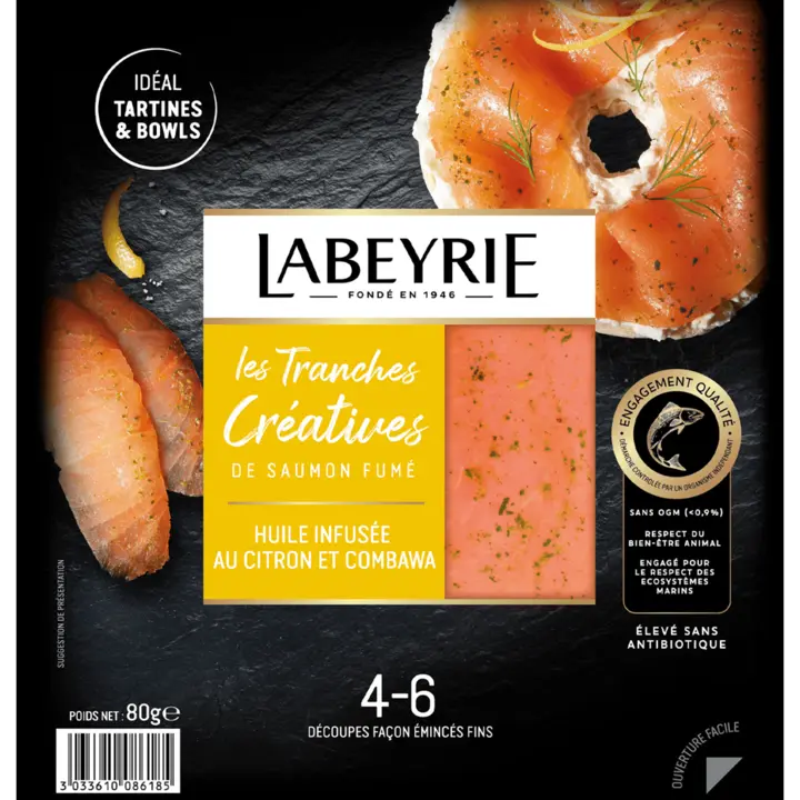 Les tranches créatives de saumon fumé citron et combawa